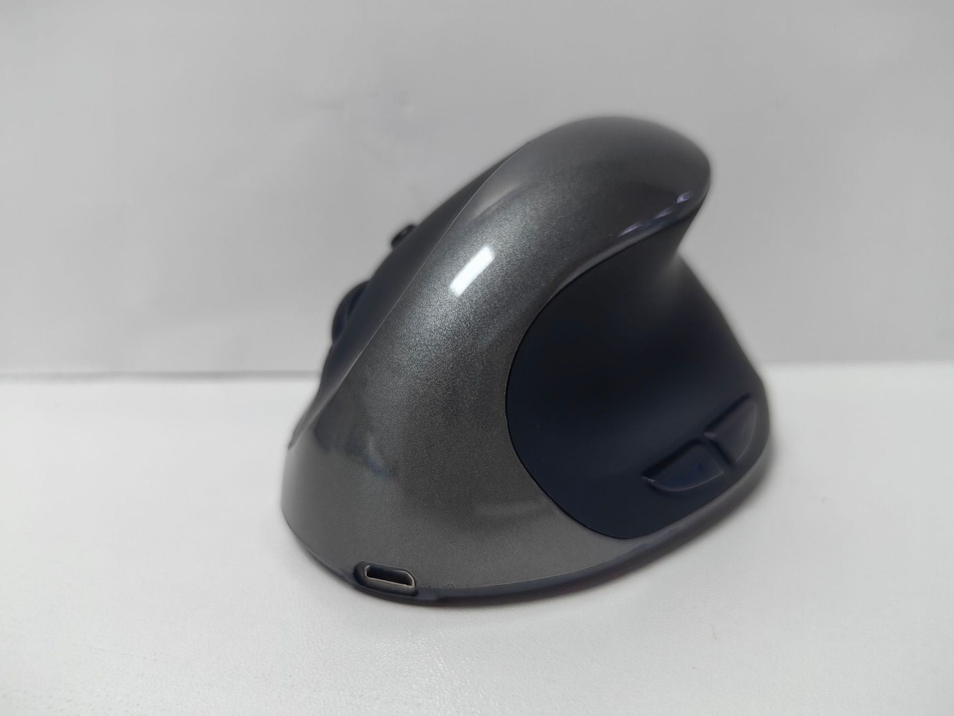 Three Generations Wireless Charging Vertical Mouse Ergonomic Mouse